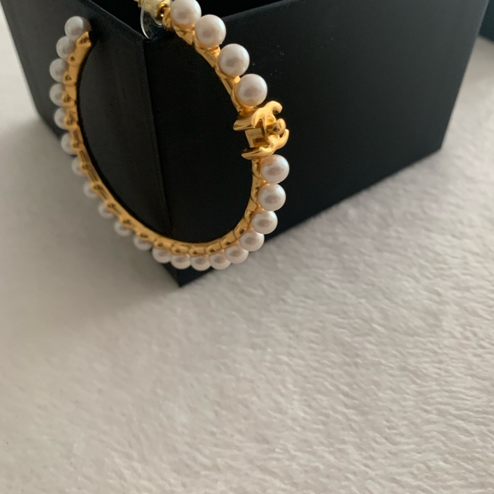 Chanel pearl hoops. - Picture 4 of 9